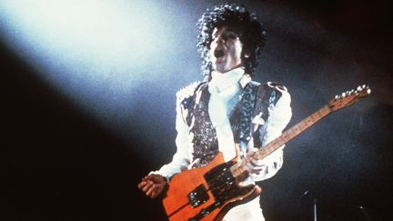 Le chanteur américain Prince, en février 1985 à Paris. (PASCAL GEORGE / AFP)