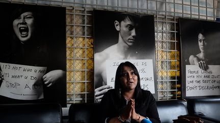 Une militante LGBT proteste contre l'intitulé d'un concours lancé par le ministère de la santé malaisien, stigmatisant les homosexuels à Kuala Lumpur (Malaisie), le 3 juin 2017. (MANAN VATSYAYANA / AFP)