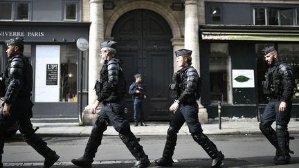 Des policiers devant la dernière demeure de Jacques Chirac, décédé le 26 sepembre 2019, à l'âge de 86 ans. (STEPHANE DE SAKUTIN / AFP)