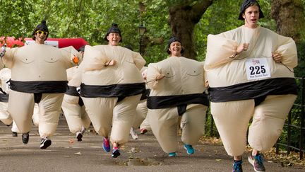 Des participants &agrave; la Sumo Run, une course &agrave; pied caritative de 5 km de long, courent dans Battesea Park &agrave; Londres (Royaume-Uni), le 28 juillet 2013. (LEON NEAL / AFP)