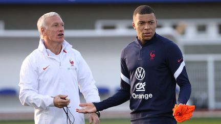 Didier Deschamps et Kylian Mbappé lors d'une séance d'entraînement à Clairefontaine, le 22 mars 2022. (LP / ARNAUD JOURNOIS / MAXPPP)