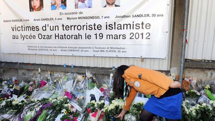 Un mémorial devant l'école juive Ozar Hatorah à Toulouse (Haute-Garonne), le 25 mars 2012. (ERIC CABANIS / AFP)