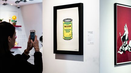 Deux oeuvres de Banksy en vente chez Artcurial ("Soup can Yellow / Emerald / Brown", 2005, et "Queen Vic", 2004), octobre 2018
 (Philippe Lopez / AFP)