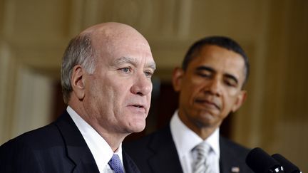 William Daley (&agrave; droite) lors d'une conf&eacute;rence de presse en pr&eacute;sence de Barack Obama &agrave; la Maison Blanche &agrave; Washington (Etats-Unis) le 6 janvier 2011. (JEWEL SAMAD / AFP)