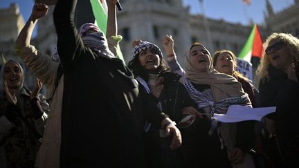 Des manifestants appellent à la fin des relations avec Israël, à Madrid, en Espagne, le 20 janvier 2024. (BURAK AKBULUT / ANADOLU / AFP)