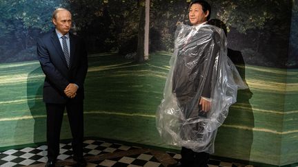 La statue en cire de Vladimir Poutine, aux côtés de celle du président chinois&nbsp;Xi Jinping, lors de la réouverture du musée Grévin durant la pandémie, en mai 2021. (AURELIEN MORISSARD / MAXPPP)