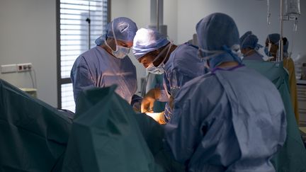 Une salle d'op&eacute;ration du centre hospitalier d'Argenteuil (Val-d'Oise), le 25 juillet 2013. (Photo d'illustration) (FRED DUFOUR / AFP)