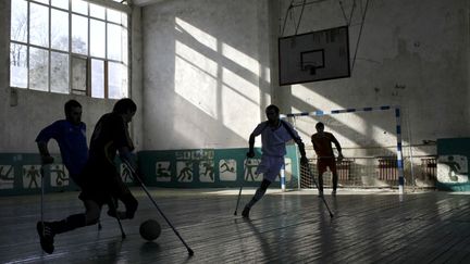 Entra&icirc;nement d'une &eacute;quipe de football compos&eacute;e uniquement de victimes ayant &eacute;t&eacute; amput&eacute;s par des mines, Grozny (Tch&eacute;tch&eacute;nie), le 8 novembre 2011. (DIANA MARKOSIAN / REUTERS)