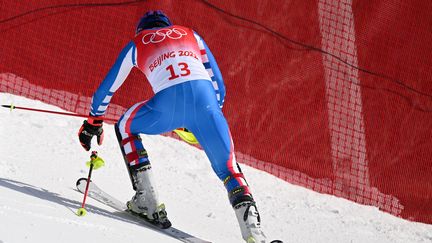 Alexis Pinturault après sa chute sur le slalom du combiné des Jeux olympiques de Pékin, jeudi 10 février 2022.&nbsp; (FABRICE COFFRINI / AFP)