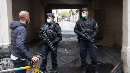 Des gendarmes déployés à proximité des anciens locaux de "Charlie Hebdo", le 25 septembre 2020, à Paris. (MARIE MAGNIN / HANS LUCAS / AFP)