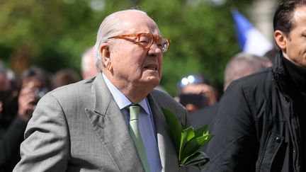 Jean-Marie Le Pen, le 1er mai 2018, lors de son traditionnel rassemblement en l'honneur de Jeanne d'Arc, place des Pyramides à Paris. (MICHEL STOUPAK / NURPHOTO / AFP)