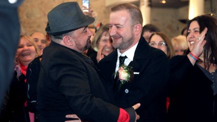 Alexis Cortijos et Fabrice Lest&eacute; lors de leur mariage symboliquement c&eacute;l&eacute;br&eacute; le 11 f&eacute;vrier 2012 &agrave; Villejuif (Val-de-Marne). (PIERRE VERDY / AFP)