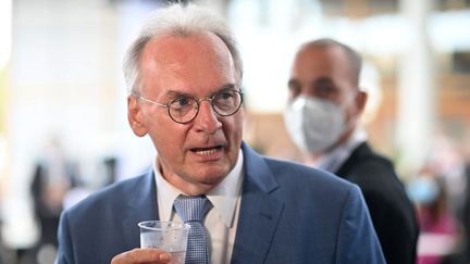 Le chef du gouvernement régional de Saxe-Anhalt,&nbsp;Reiner Haseloff, le 6 juin 2021 à&nbsp;Magdeburg, en Allemagne. (BERND VON JUTRCZENKA / DPA / AFP)