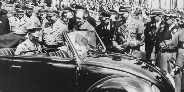 1937. Hitler assis à l'arrière de la Voiture du peuple à Stuttgart. (STAFF / AFP)