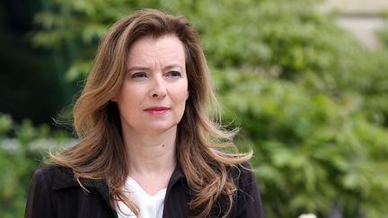 Val&eacute;rie Trierweiler dans les jardins de l'Elys&eacute;e, &agrave; Paris,&nbsp;le 7 mai 2013. (THOMAS SAMSON / AFP)