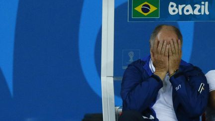 L'entra&icirc;neur de l'&eacute;quipe nationale du Br&eacute;sil sur le banc lors de la demi-finale opposant son &eacute;quipe &agrave; l'Allemagne en Coupe du monde de football &agrave; Belo Horizonte (Br&eacute;sil), le 8 juillet 2014. (RUBEN SPRICH / REUTERS)