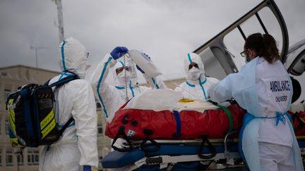 Des soignants transportent depuis un hélicoptère médical un patient évacué d'un autre hôpital, au CHU d'Angers, le 15 mars 2021. (LOIC VENANCE / AFP)