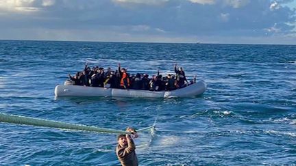 Un migrant&nbsp;a perdu la vie le 3 novembre lors du naufrage de son embarcation&nbsp;dans la Manche. (CAPTURE ECRAN FRANCE 2)