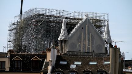 La rosette de la cathédrale Notre-Dame de Paris à Paris, le 22 avril 2019, est recouverte d'un matériau de protection, sept jours après l'incendie qui a ravagé la cathédrale. (LIONEL BONAVENTURE / AFP)