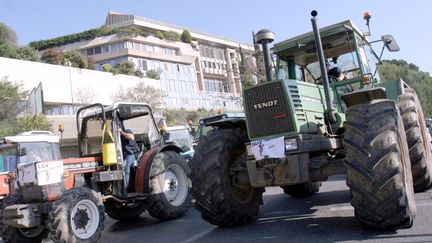 Manifestation de tracteurs contre la LGV Paca &agrave; Toulon, le 18 novembre 2005. (ERIC ESTRADE / AFP)