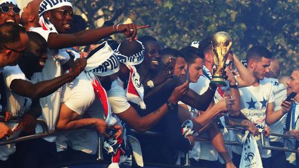 Les Bleus fêtent le titre (ZAKARIA ABDELKAFI / AFP)