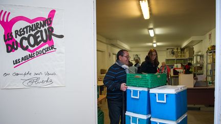 Des volontaires de l'association Les Restos du Cœur se préparents à la distributions de nourriture et de produits de nécessité, le 21 novembre à Tours. (GUILLAUME SOUVANT / AFP)