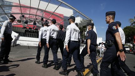 Des policiers arrivent au Palais des Festivals, le 15 mai 2017
 (Sébastien Nogier / Epa / MaxPPP)