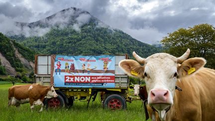 Une banderole déployée par un agriculteur partisan du non, le 19 mai 2021 à Ollon (Suisse). (FABRICE COFFRINI / AFP)