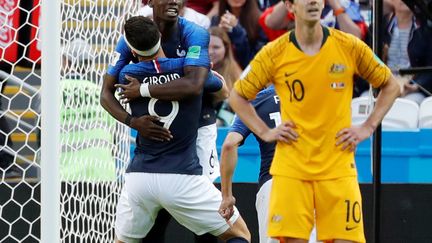 Paul Pogba et Olivier Giroud lors du match France-Australie, le 16 juin 2018 à Kazan (Russie). (TORU HANAI / REUTERS)