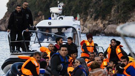 Des membres de l'agence de gestion des frontières de l'UE, Frontex, escortent un bateau de migrants après une des opérations de sauvetage près de l'île grecque de Lesbos, le 18 octobre 2015. (DIMITAR DILKOFF / AFP)