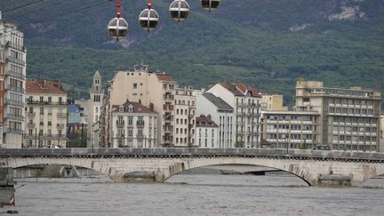 Baisse des dotations de l'État : Grenoble ferme ses services publics en signe de protestation