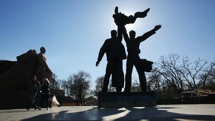 Monument historique d'époque soviétique célébrant l'amitié entre l'Ukraine et la Russie, Kiev, 1er avril 2019 (SERGII KHARCHENKO / NURPHOTO)