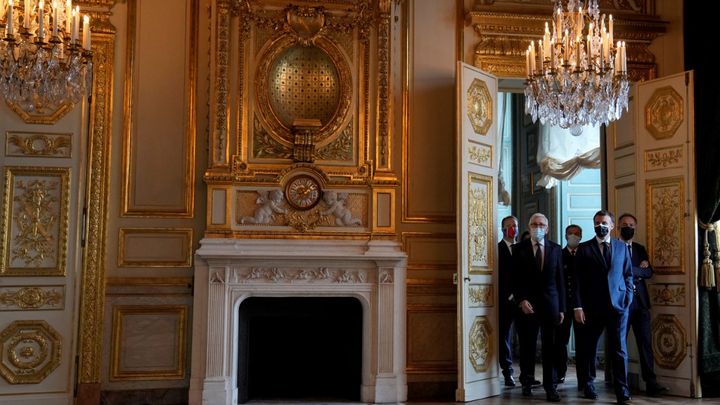 Emmanuel Macron et Phillipe Belaval inaugurant l'Hôtel de la Marine, le 10 juin 2021. (FRANCOIS MORI / POOL / AFP)