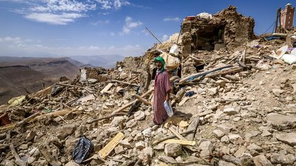 Un villageois marche parmi les décombres de maisons détruites à Douzrou, le 12 septembre 2023. (FADEL SENNA / AFP)