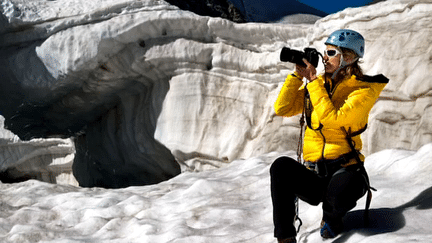 La photographe Delphine Maratier lors d'un reportage en altitude
 (France 3 / Culturebox / capture d&#039;écran)