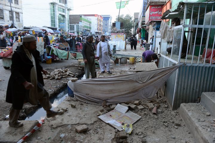 Dans les rues de Kaboul&nbsp;(Afghanistan), le 26 octobre 2015, apr&egrave;s le puissant tremblement de terre qui a secou&eacute;&nbsp;l'Asie du Sud. (AREF KARIMI / AFP)