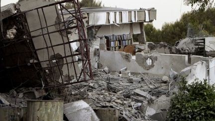 Bâtiment regroupant des bureaux du dictateur libyen Mouammar Kadhafi détruit par un raid de l'OTAN le 25 avril 2011 (AFP - JOSEPH EID)