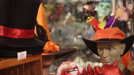 Des déguisements dans la boutique "A la poupée merveilleuse", à Paris. (XAVIER GRUMEAU / RADIO FRANCE)