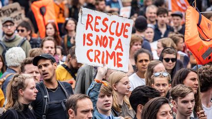 "Secourir n'est pas un crime". Des dizaines de milliers d'Allemands ont défilé samedi 6 juillet dans plus de cent villes pour soutenir l'action des ONG en Méditerranée. (OMER MESSINGER / AFP)