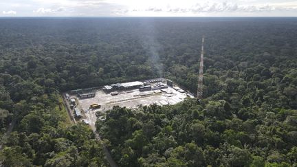 Une plateforme d'hydrocarbures dans la réserve amazonienne de Yasuni, en Equateur, le 24 juin 2023. (RODRIGO BUENDIA / AFP)