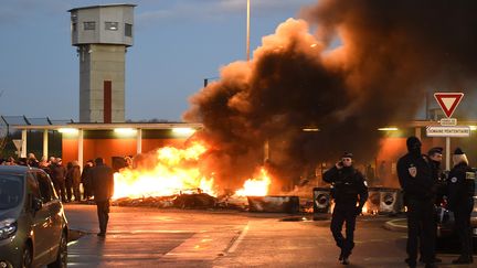 Manifestation devant la prison de Vendin-le-Vieil (Pas-de-Calais) le 16 janvier 2018. (FRANCOIS LO PRESTI / AFP)