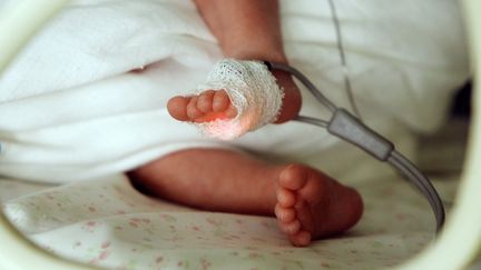 Un b&eacute;b&eacute; pr&eacute;matur&eacute;, le 13 janvier 2006, &agrave; l'h&ocirc;pital de Hautepierre, &agrave; Strasbourg (Bas-Rhin). (FREDERICK FLORIN / AFP)