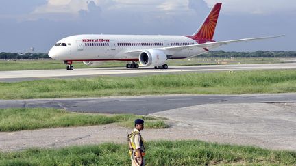 Un avion, (B787), appartenant à Air India sur une piste de l'aéroport Gandhi à Delhi (Inde), le 8 septembre 2012. (STR / EPA)