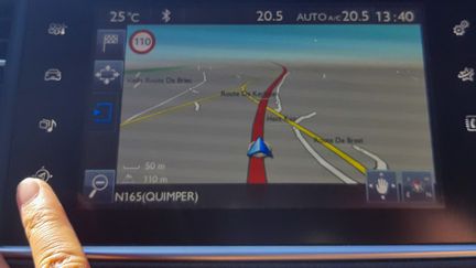 Un GPS intégré au tableau de bord d'une voiture.
 (LAGAIN AURELIE / FRANCE-BLEU BREIZH IZEL / RADIO FRANCE)