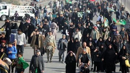 Les pèlerins iraniens se pressent en masse au poste frontière avec l'Irak pour participer au pèlerinage de Kerbala. (AFP)