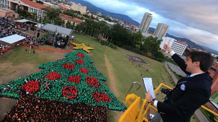 Carlos Martinez, le repr&eacute;sentant du livre Guinness, a valid&eacute; le record, lundi 1er d&eacute;cembre, &agrave;&nbsp;Tegucigalpa (Honduras).&nbsp; (HO / PRESIDENCIA / AFP)