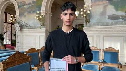 Mehdi, 19 ans, à l'intérieur de la mairie d'Asnières-sur-Seine. (MANON MELLA / FRANCEINFO)