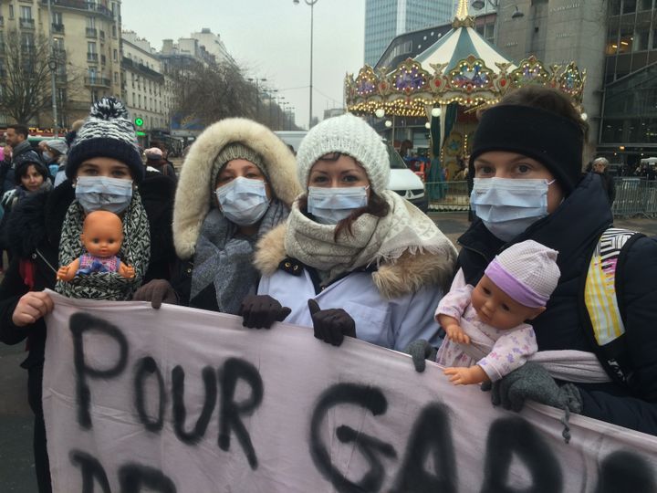 De g. à dr. : Mylène, 22 ans, Elisa, 24 ans, Laure, 25 ans et Margot, 24 ans, infirmières puéricultrices sur le parvis de Montparnasse, à Paris, le 24 janvier 2017. (CATHERINE FOURNIER / FRANCE INFO)