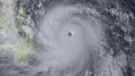 Image satellite de l'agence m&eacute;t&eacute;orologique japonaise montrant les images du typhon Haiyan qui se dirigeait vers les Philippines el 7 novembre 2013 (NOAA / NEWSCOM / SIPA )