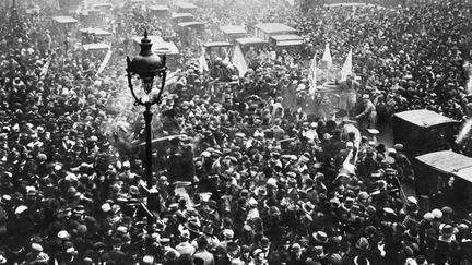 La foule des parisiens manifeste sa joie sur les Grands Boulevards, le 11 novembre 1918, à la suite de la signature de l'armistice. (STR / AFP)